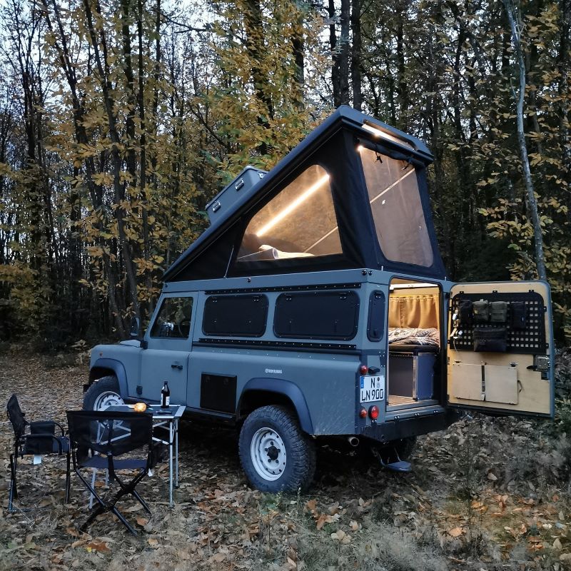 image d'un 4x4 équipé toit relevable sur land rover defender 130