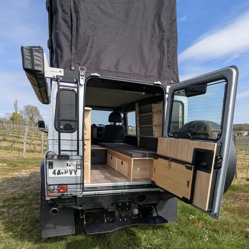 Habillage 3 porte arrière Defender + table pliante 800x1067jpg