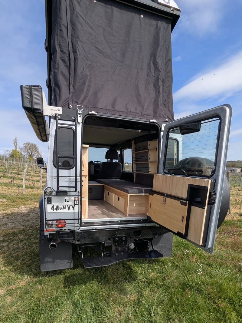 Habillage 3 porte arrière Defender + table pliante 800x1067jpg