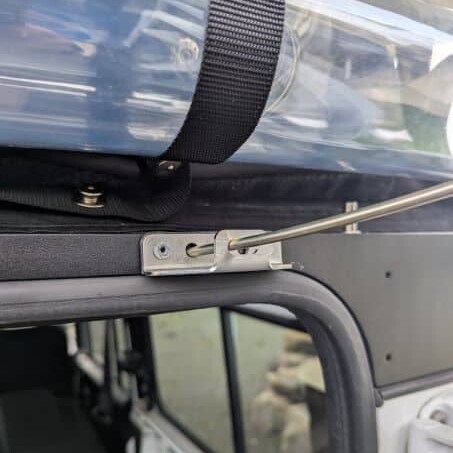 Détail fixation rivet inox sur structure du toit