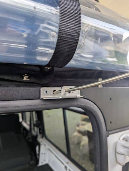 Détail fixation rivet inox sur structure du toit